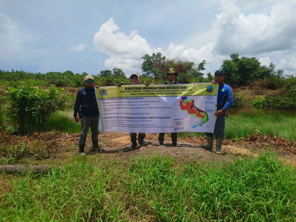 Pemasangan Spanduk Larangan Aktifitas Pembukaan Kawasan TN Sembilang oleh Gapoktanhut Trisakti Sebagai Upaya Menjaga Keutuhan Kawasan